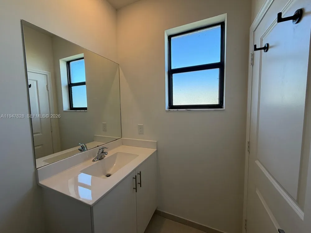 909 NE 211th St Miami, FL 33179
