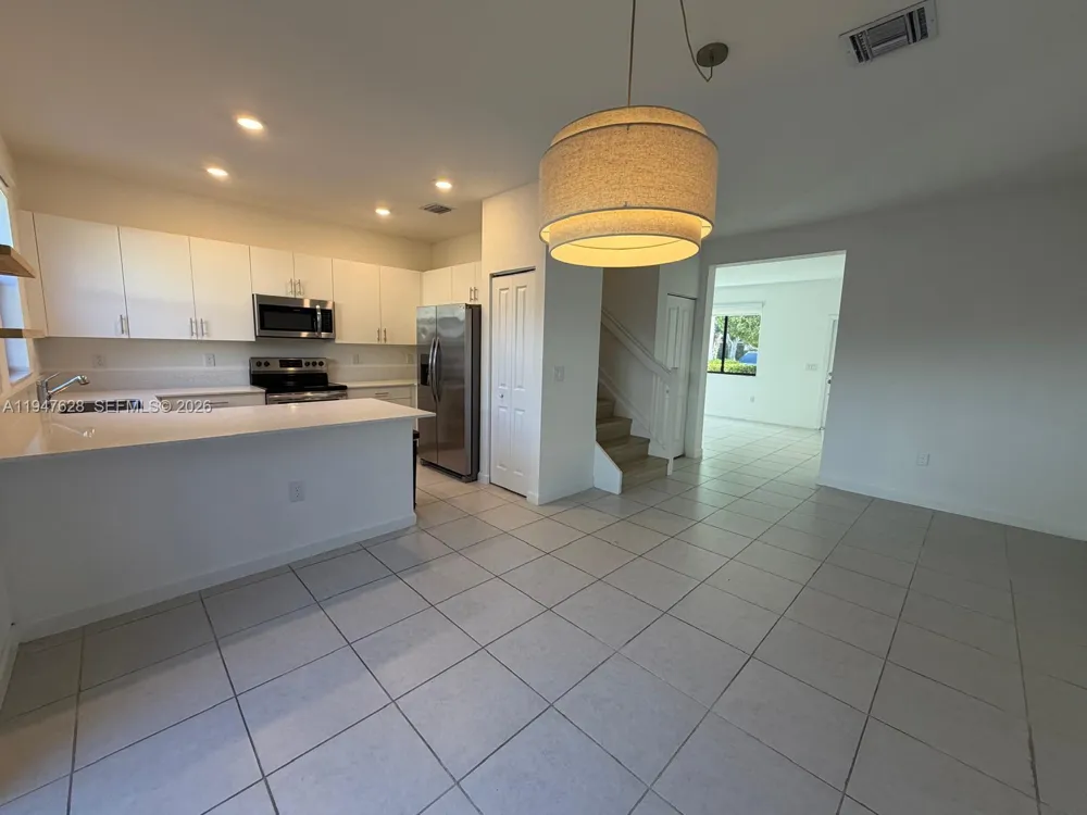 909 NE 211th St Miami, FL 33179
