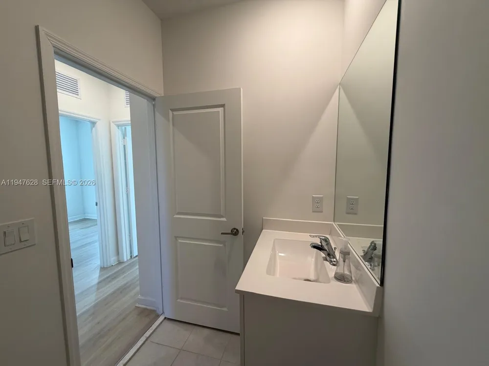 909 NE 211th St Miami, FL 33179