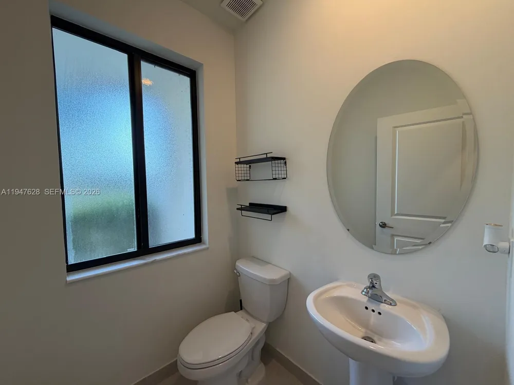 909 NE 211th St Miami, FL 33179
