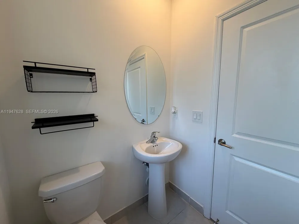 909 NE 211th St Miami, FL 33179