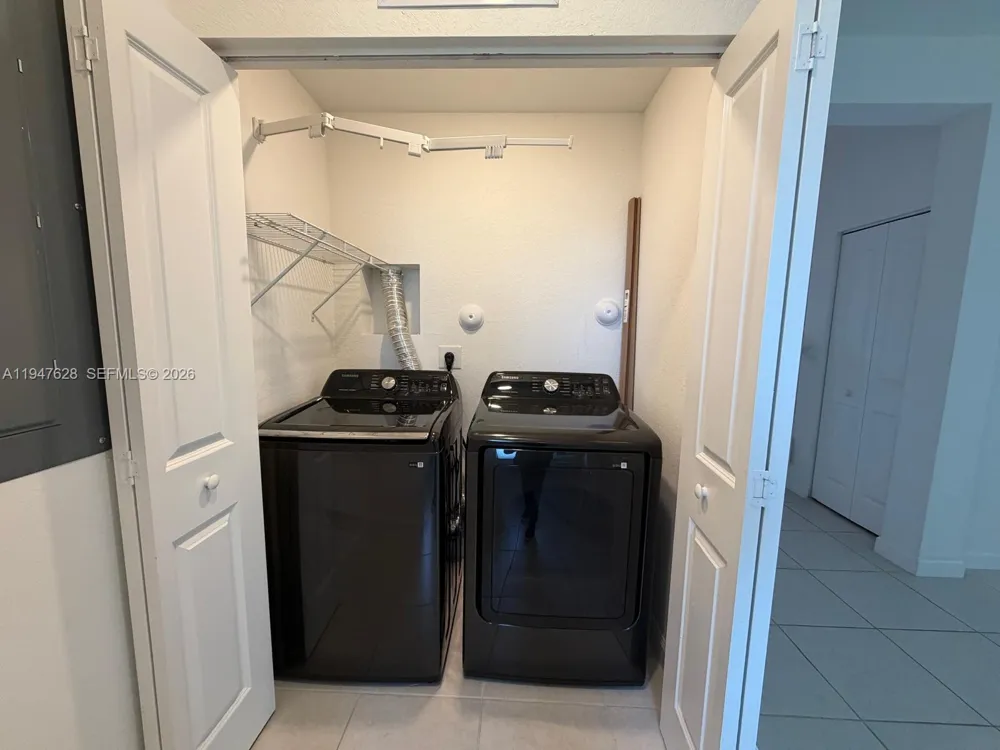 909 NE 211th St Miami, FL 33179