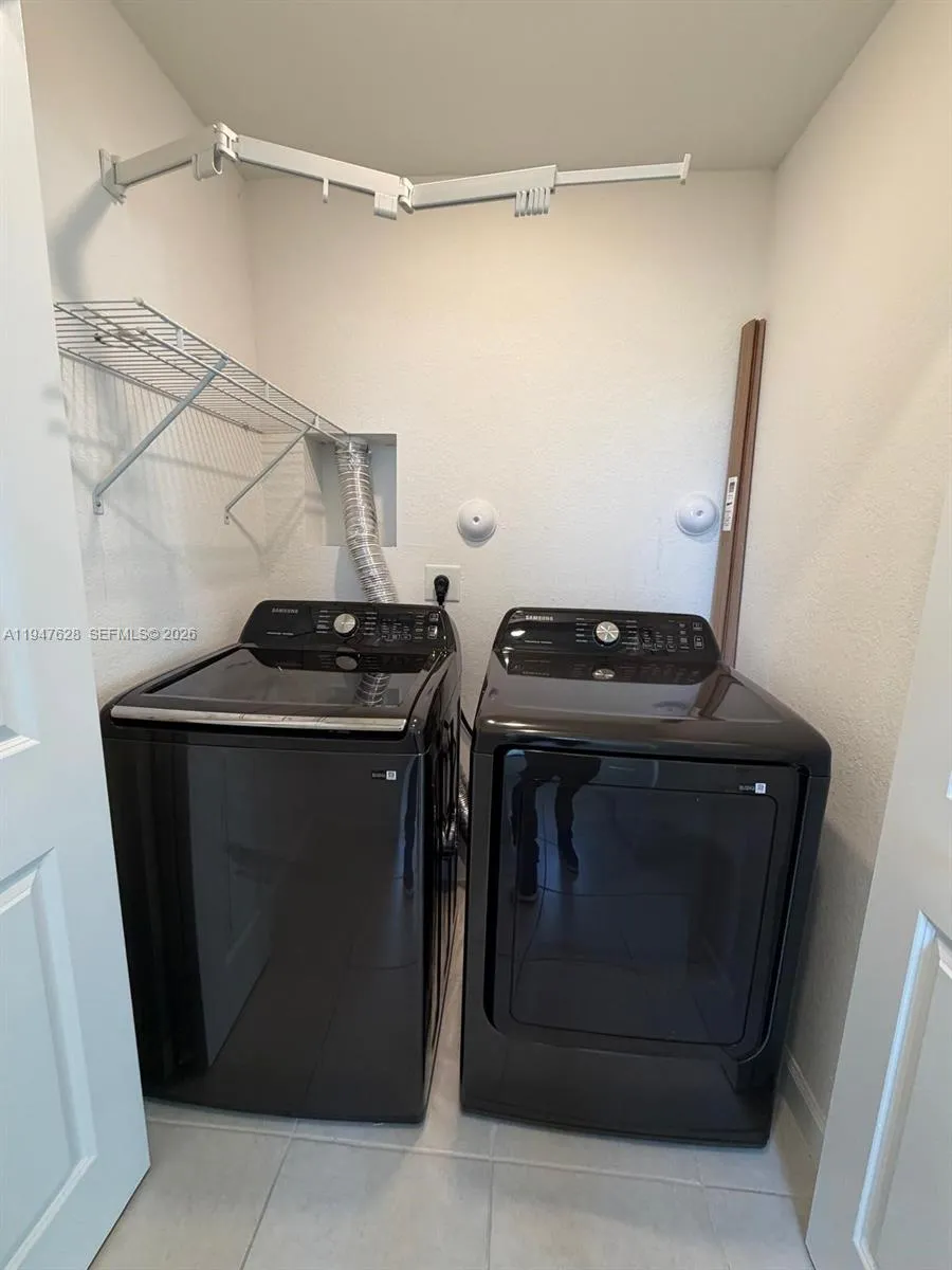 909 NE 211th St Miami, FL 33179