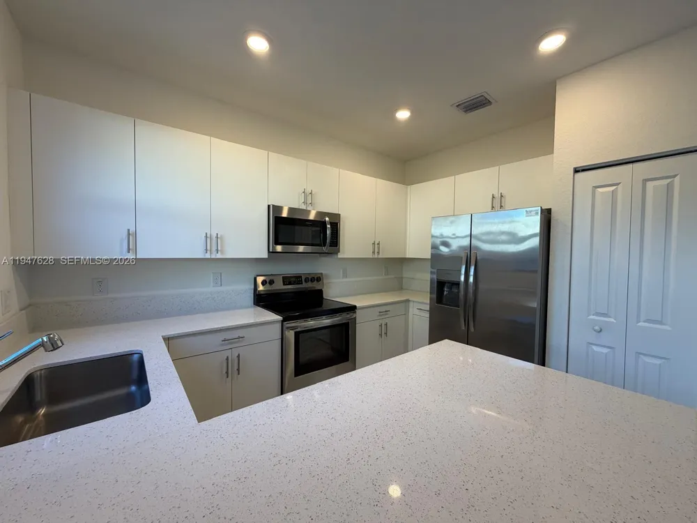 909 NE 211th St Miami, FL 33179