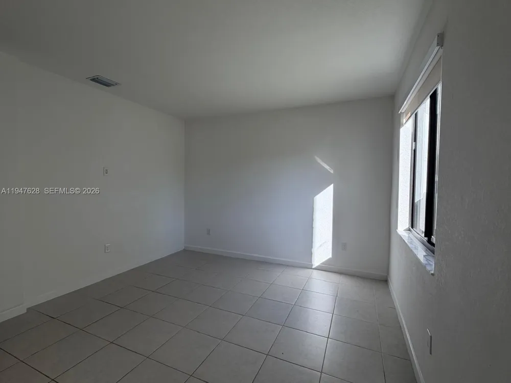 909 NE 211th St Miami, FL 33179