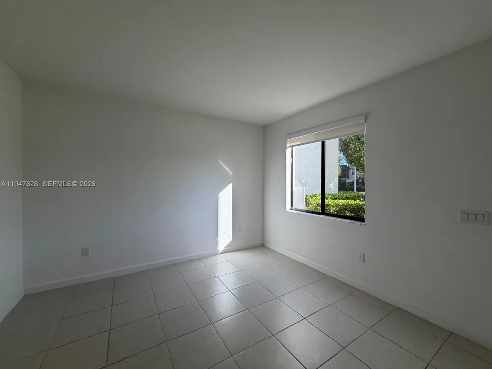 909 NE 211th St Miami, FL 33179
