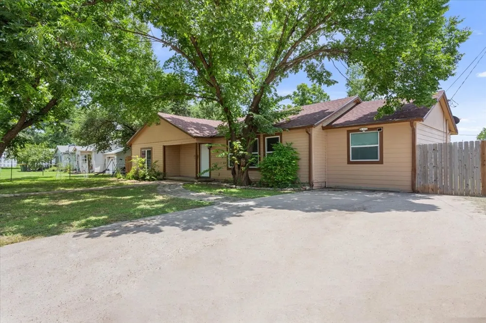 102 E Southland Avenue Marlin, TX 76661