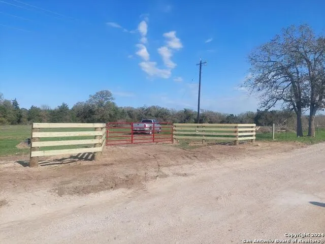 000 CR 401 Waelder, TX 78959