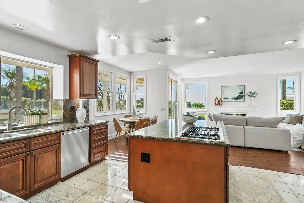 19 Harbor Pointe Corona del Mar, CA 92625