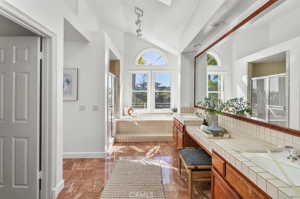 19 Harbor Pointe Corona del Mar, CA 92625