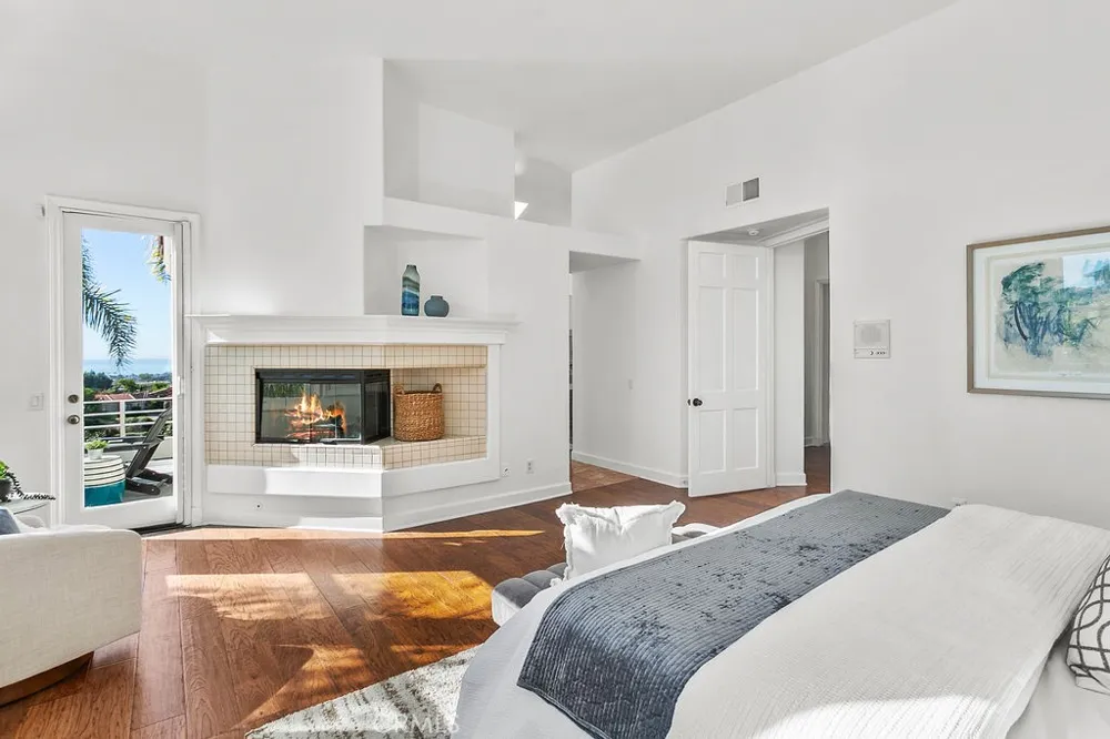 19 Harbor Pointe Corona del Mar, CA 92625