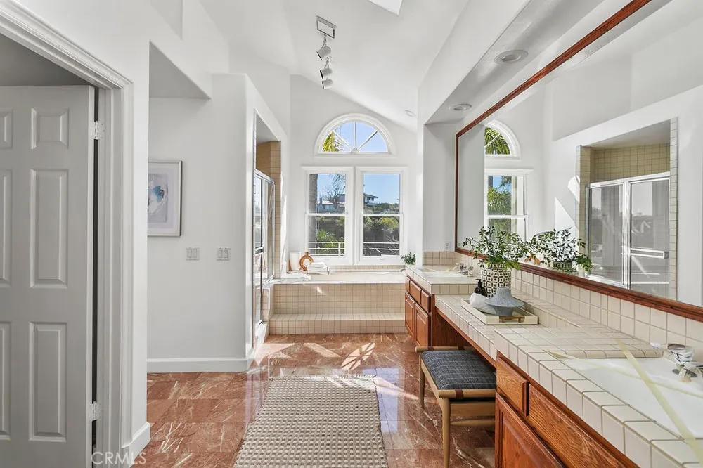 19 Harbor Pointe Corona del Mar, CA 92625