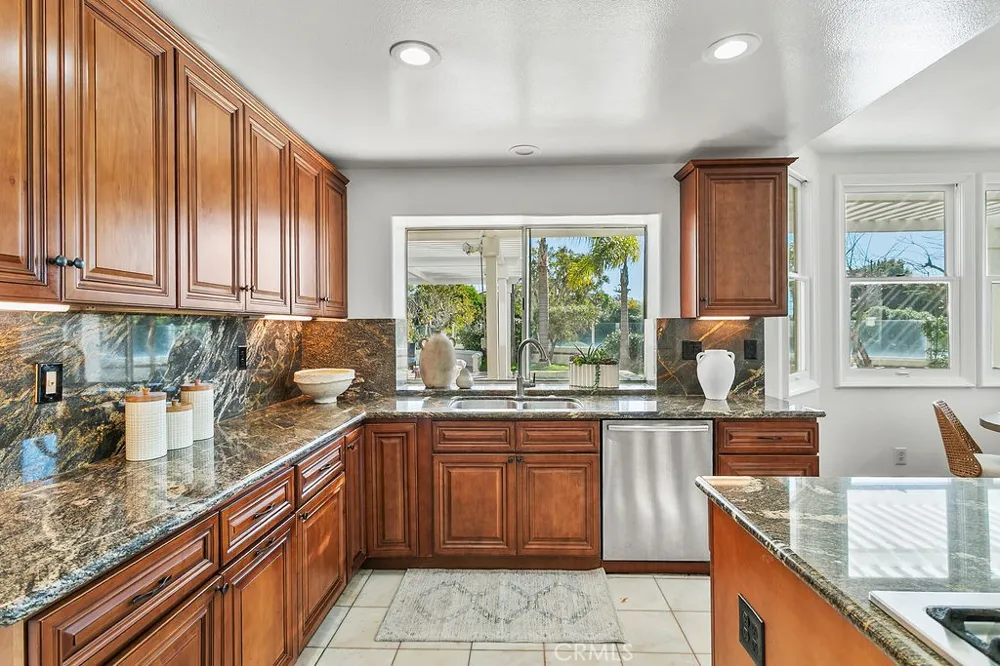 19 Harbor Pointe Corona del Mar, CA 92625
