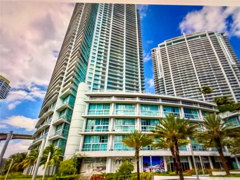 92 SW 3rd St #4309