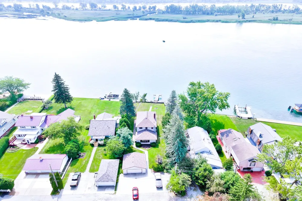 429 Edgewater Algonac City, MI 48001