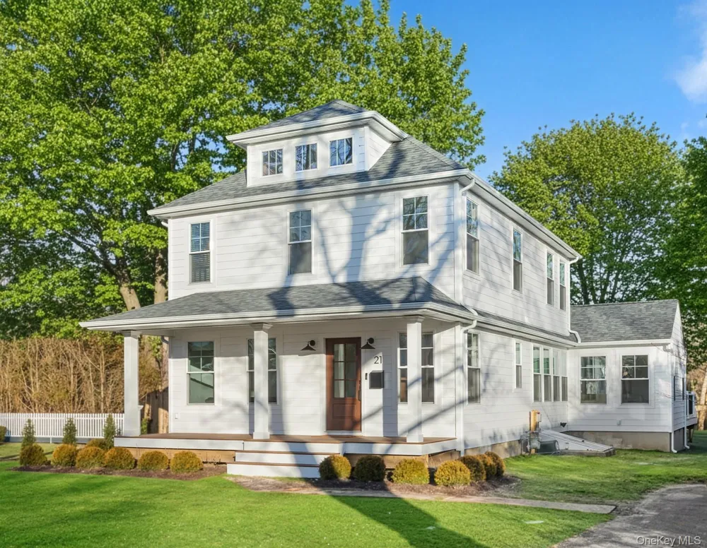 21 Howells Point Road Bellport Village, NY 11713