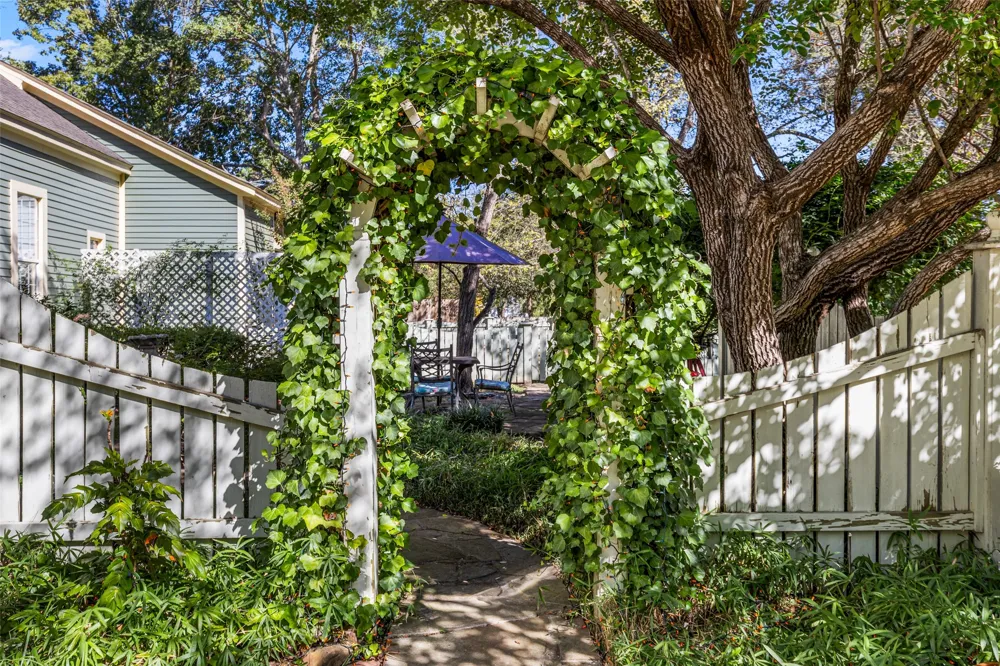 203 E Dixon Street Jefferson, TX 75657