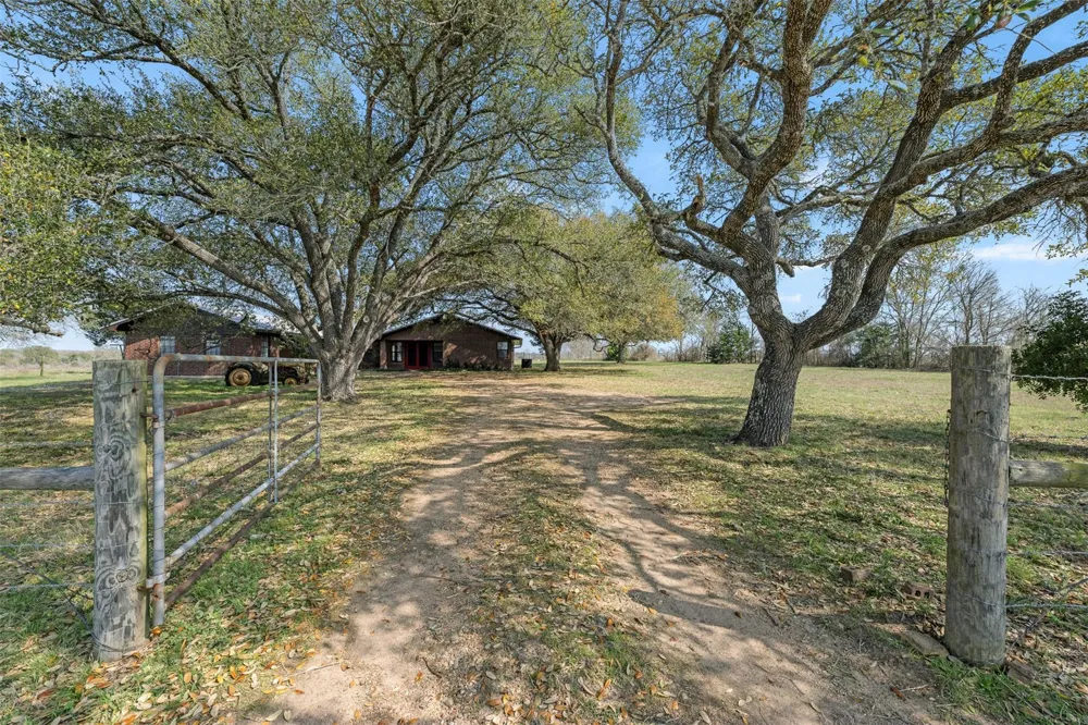8232 Fm 2145 Ledbetter, TX 78946