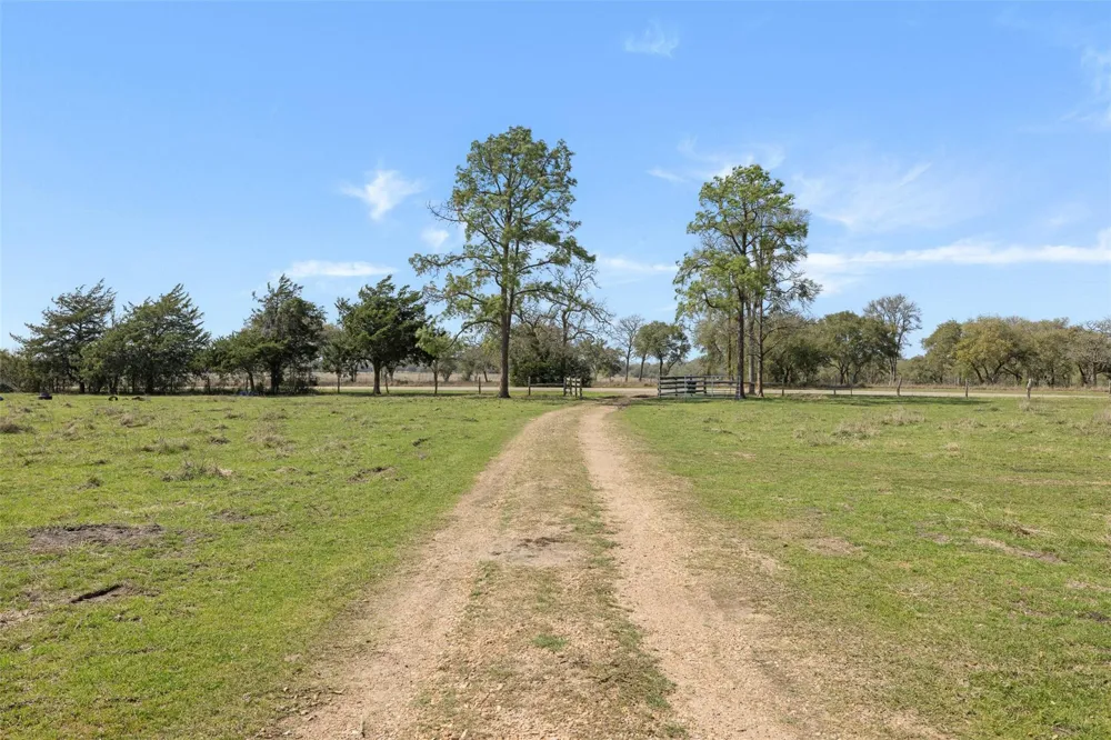 8232 Fm 2145 Ledbetter, TX 78946