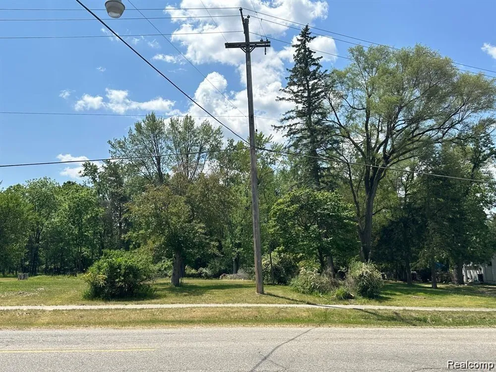 2043 S Long Lake Road Fenton City, MI 48430