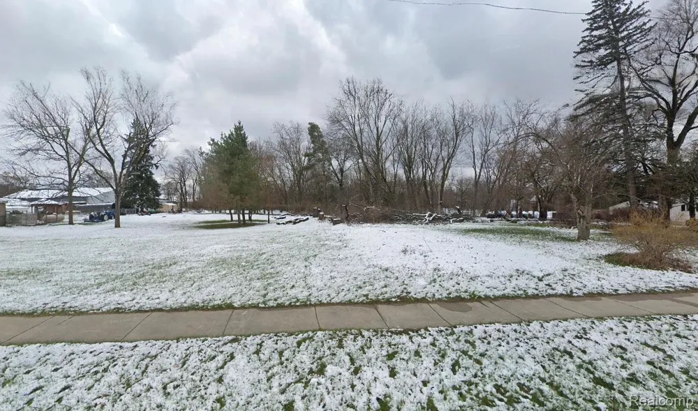 2043 S Long Lake Road Fenton City, MI 48430