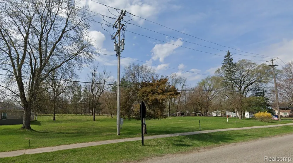 2043 S Long Lake Road Fenton City, MI 48430