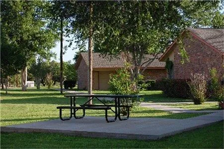 100 Windwood Drive Kingsland, TX 78639