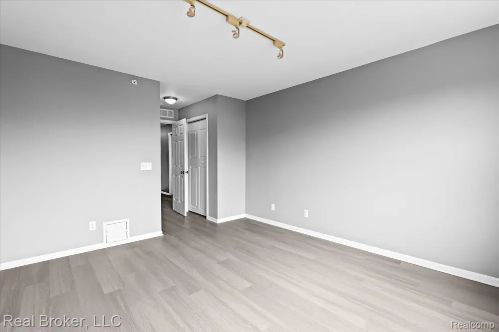 1546 Devon Lane Troy City, MI 48084