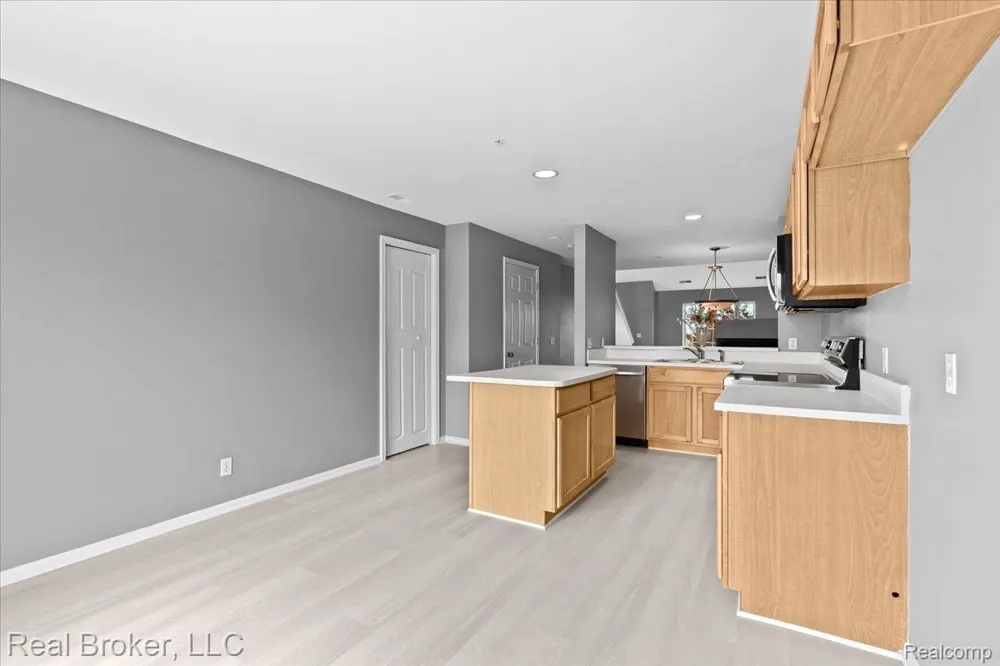 1546 Devon Lane Troy City, MI 48084