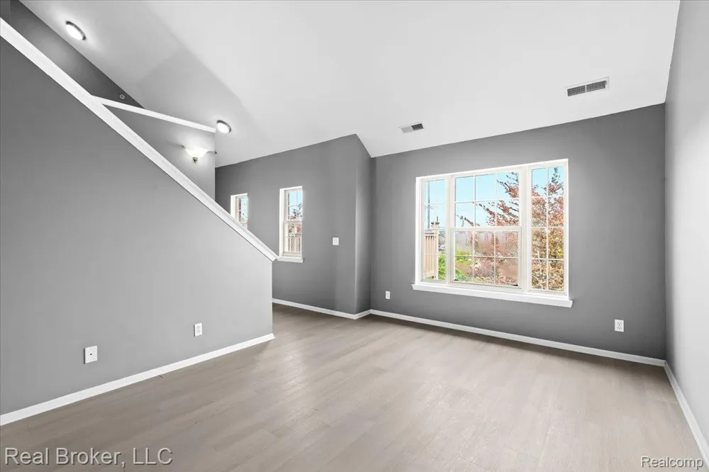 1546 Devon Lane Troy City, MI 48084