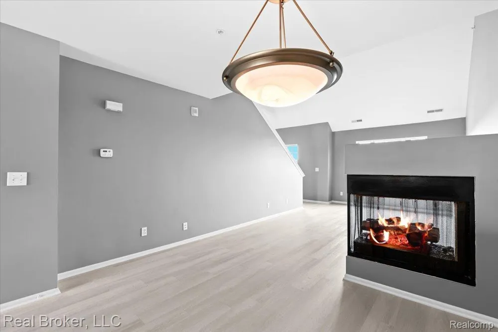 1546 Devon Lane Troy City, MI 48084