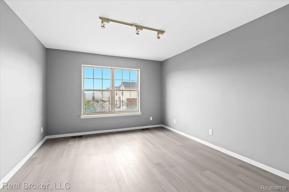 1546 Devon Lane Troy City, MI 48084