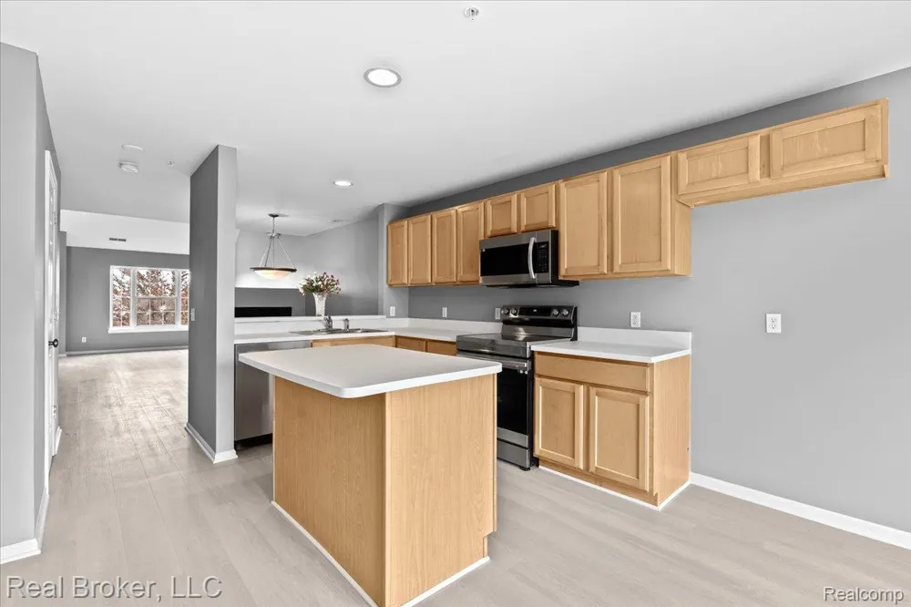 1546 Devon Lane Troy City, MI 48084