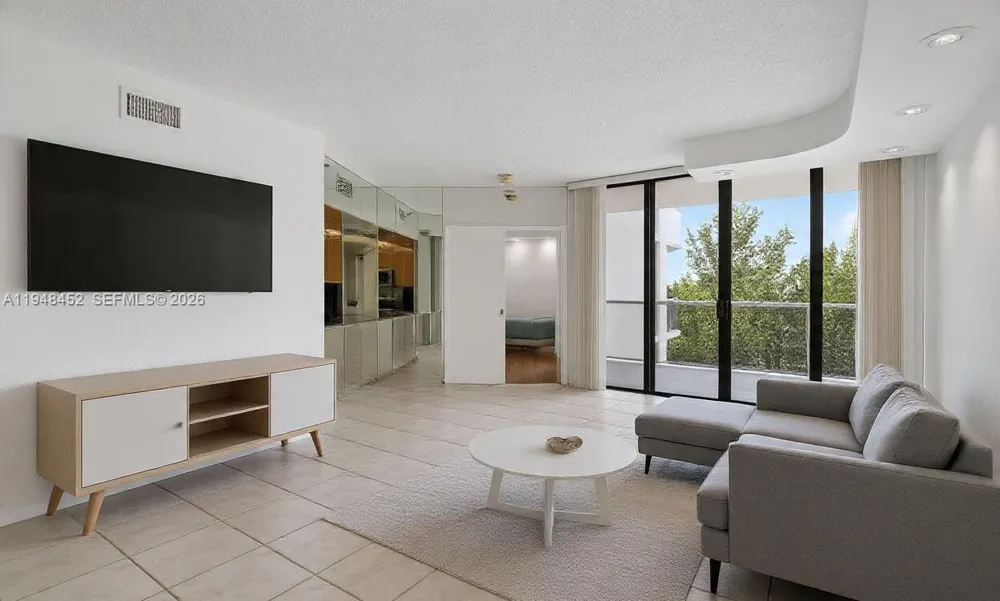 20281 E Country Club Dr #405 Aventura, FL 33180