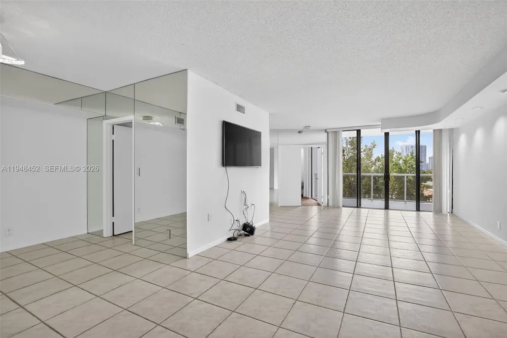 20281 E Country Club Dr #405 Aventura, FL 33180