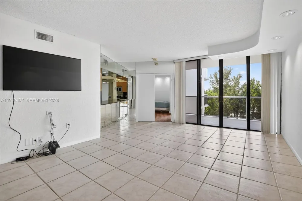 20281 E Country Club Dr #405 Aventura, FL 33180