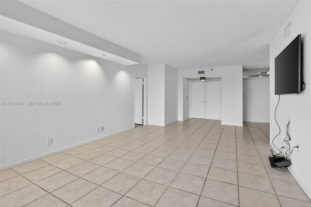 20281 E Country Club Dr #405 Aventura, FL 33180