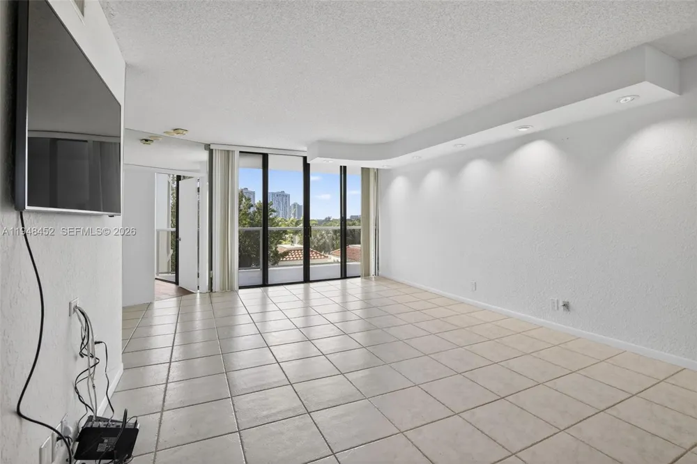20281 E Country Club Dr #405 Aventura, FL 33180