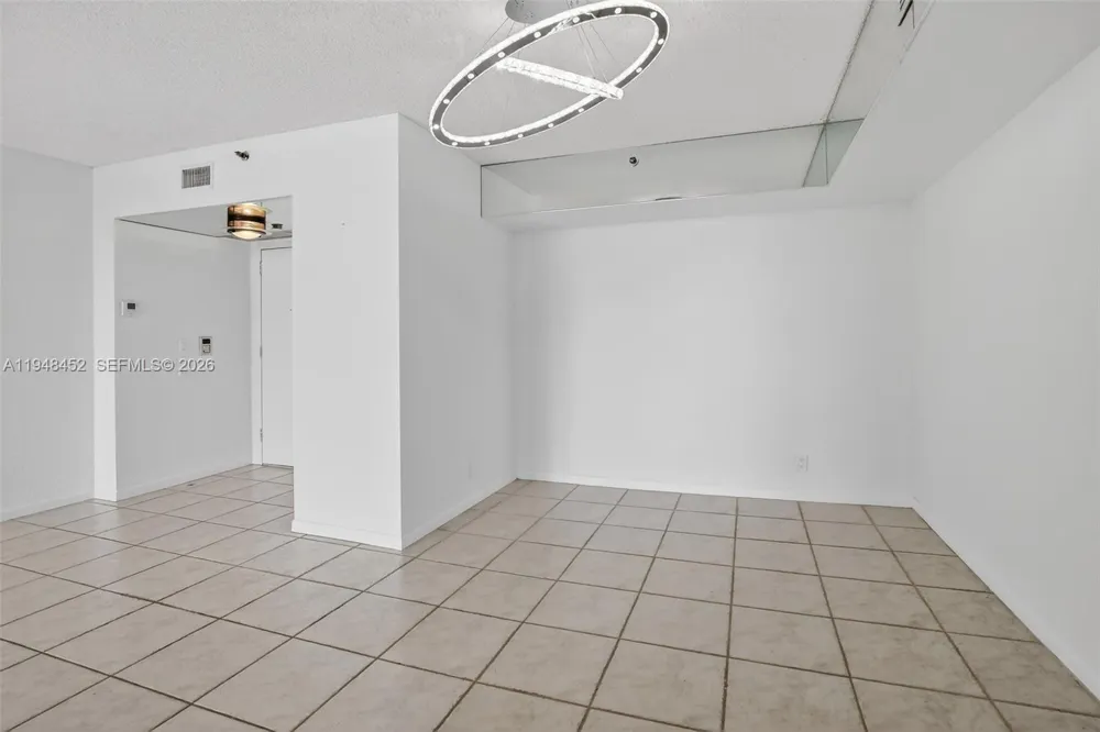 20281 E Country Club Dr #405 Aventura, FL 33180