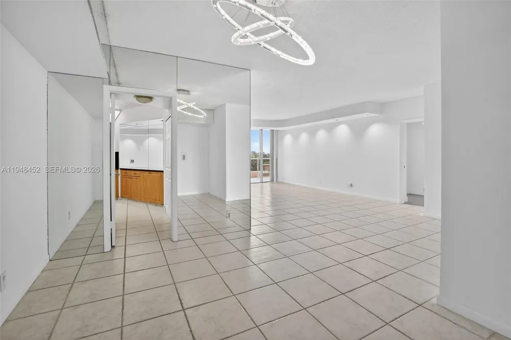 20281 E Country Club Dr #405 Aventura, FL 33180