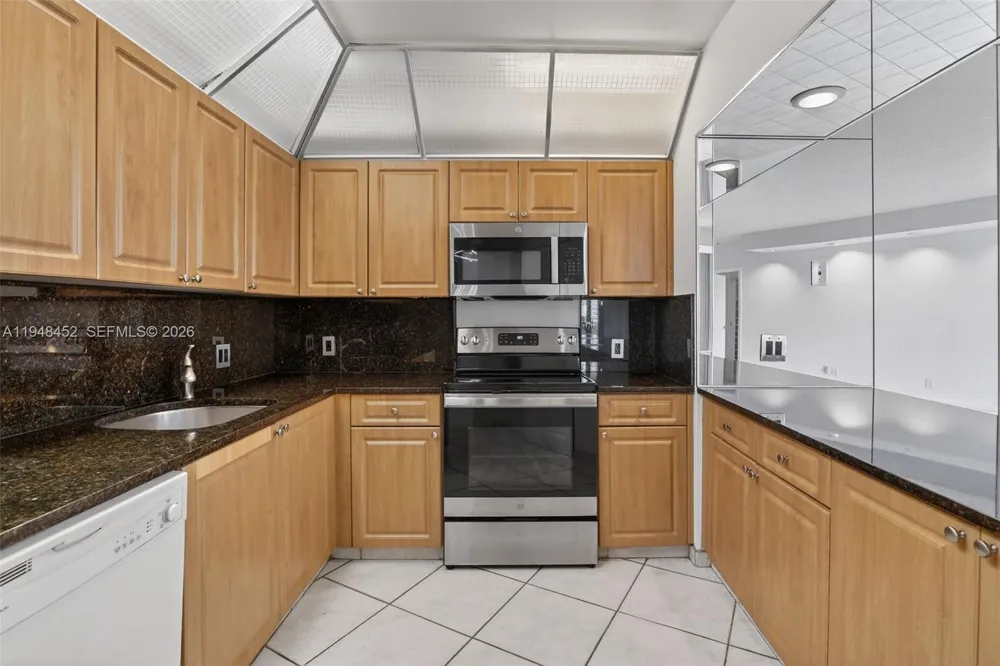 20281 E Country Club Dr #405 Aventura, FL 33180