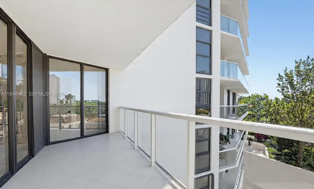 20281 E Country Club Dr #405 Aventura, FL 33180