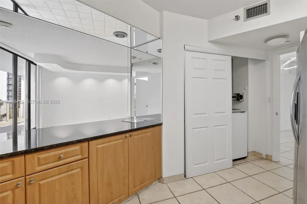 20281 E Country Club Dr #405 Aventura, FL 33180