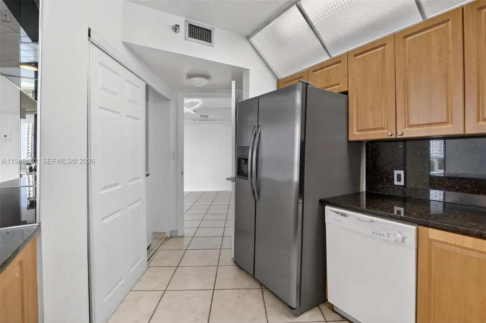 20281 E Country Club Dr #405 Aventura, FL 33180
