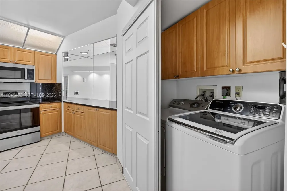 20281 E Country Club Dr #405 Aventura, FL 33180