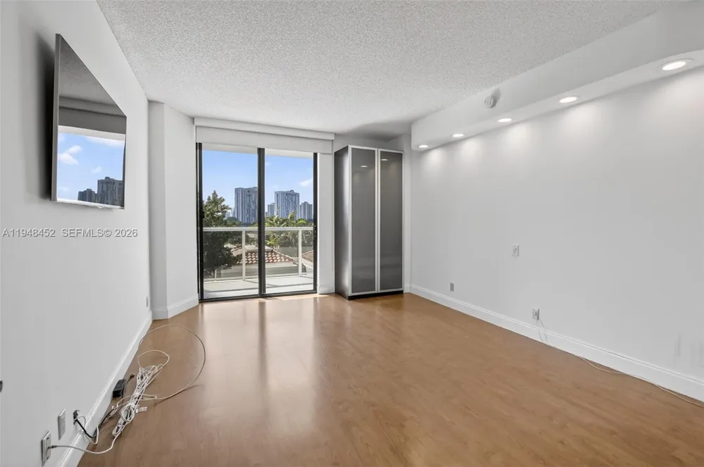 20281 E Country Club Dr #405 Aventura, FL 33180