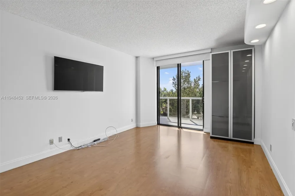 20281 E Country Club Dr #405 Aventura, FL 33180