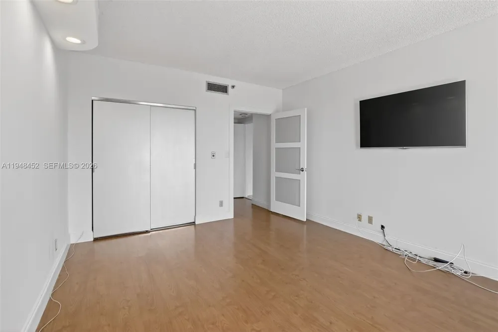 20281 E Country Club Dr #405 Aventura, FL 33180