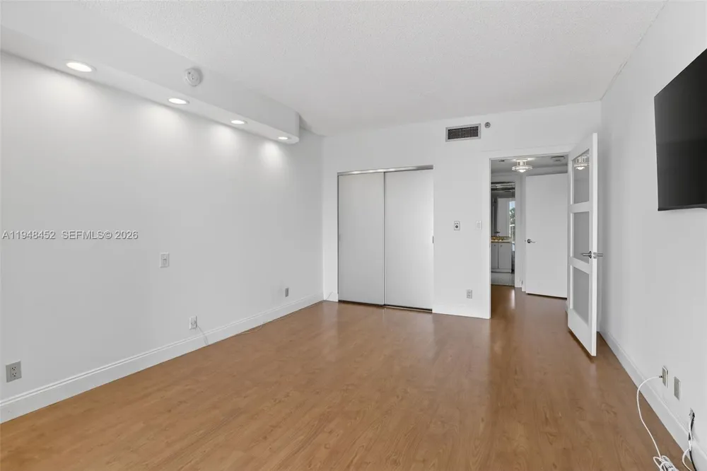 20281 E Country Club Dr #405 Aventura, FL 33180