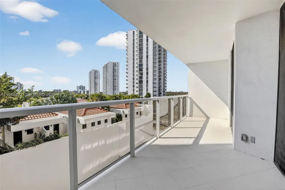20281 E Country Club Dr #405 Aventura, FL 33180